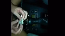 Un squirt sobre la palanca del auto… que divino placer.